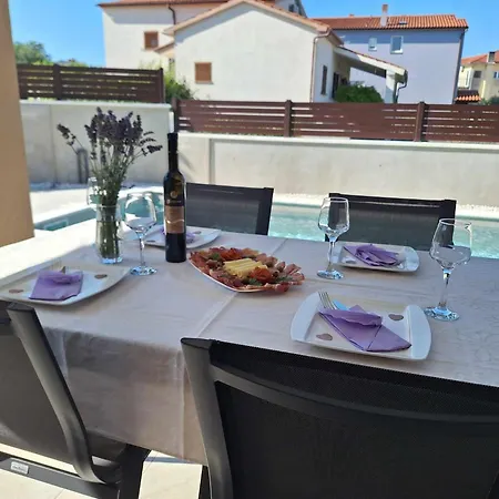 Patrik-comfortable And Beautiful With Pool Apartment Pula